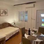 Ines Apartman Marina